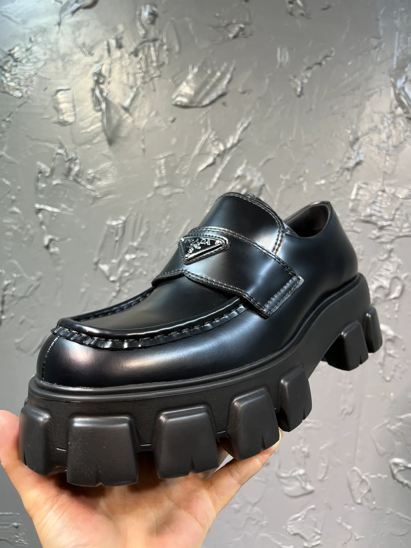 Men's shoes 💰780💰 🔥🔥🔥 Upgraded version of the 2025 new Prada Prada triangular enamel logo, round-head and bold Lofte shoes, developed one-to-one with the original version, one-to-one private molding of the outsole, the fabric is made of imported open edge beads, cowhide lining, cowhide for foot pads, sole height 5cm, original rubber foam sole, code number 39-46